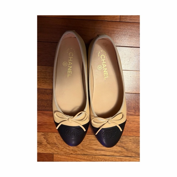 CHANEL Two-Tone Beige and Black Flats - Picture 8 of 8